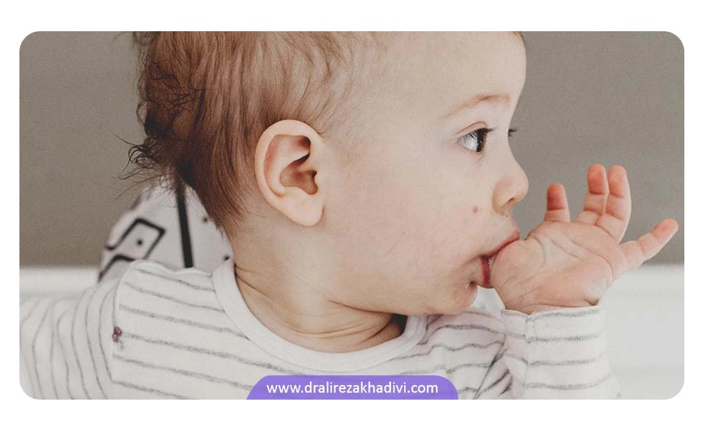 با استفاده از روش های مختلف می توان از مشکل مشت خوردن نوزاد جلوگیری کرد.