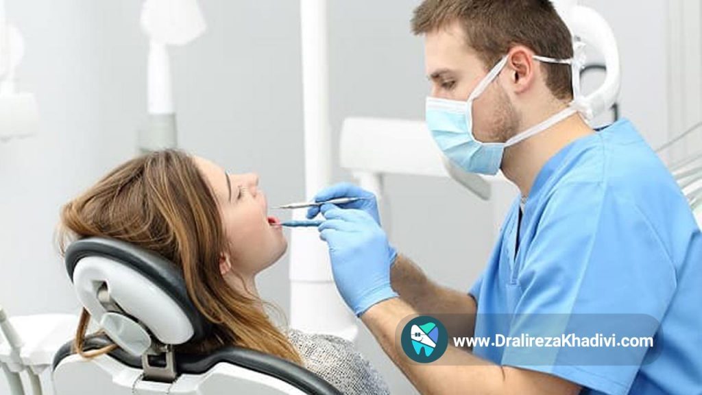 یک متخصص ارتودنسی در حال ویزیت و معاینه یک بیمار