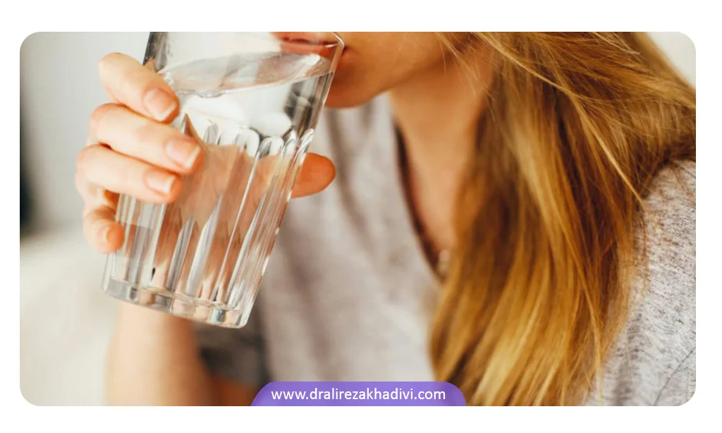 نوشیدن مایعات زیاد برای درمان خشکی دهان